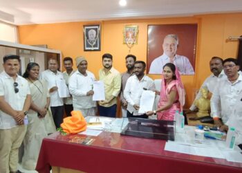 सिंचन विहिरींसाठी ४७ लाभार्थ्यांना १ कोटी ८८ लाखांच्या कार्यारंभ आदेशांचे जिल्हाप्रमुख ॲड.राम रघुवंशींच्या हस्ते वाटप