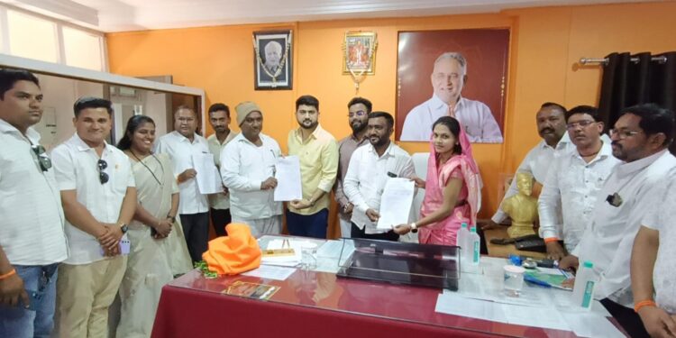 सिंचन विहिरींसाठी ४७ लाभार्थ्यांना १ कोटी ८८ लाखांच्या कार्यारंभ आदेशांचे जिल्हाप्रमुख ॲड.राम रघुवंशींच्या हस्ते वाटप