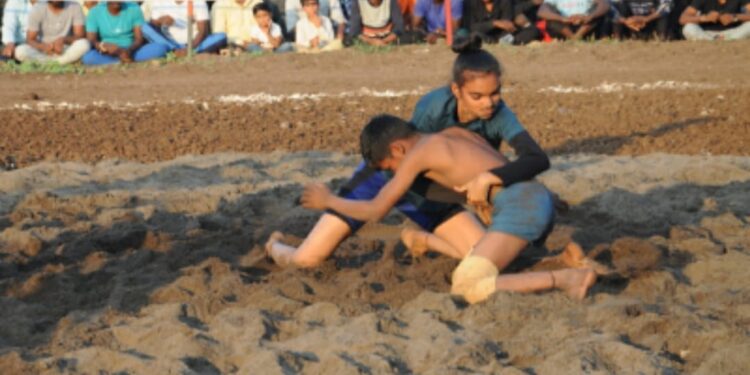 नंदनगरीच्या श्री काशिनाथ बाबा मंदिर यात्रोत्सवातील लक्षवेधी कुस्तींना अभूतपूर्व प्रतिसाद