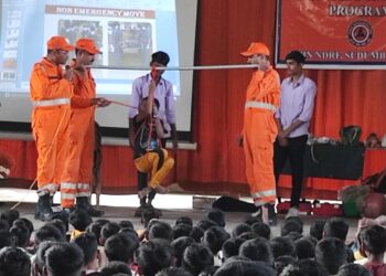 एन.डी.आर.एफ तर्फे सुरक्षा व व वैयक्तिक सुरक्षेबाबत एस.ए.मिशन हायस्कूलमध्ये प्रशिक्षण