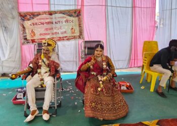 लग्न मंडपात ४४ वऱ्हाडींचा रक्तदानाचा अनोखा ‘आहेर’