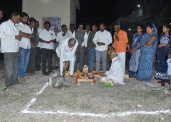 शक्ती हनुमान मंदिराचे शिवसेना नेते चंद्रकांत रघुवंशी यांच्या हस्ते भूमिपूजन