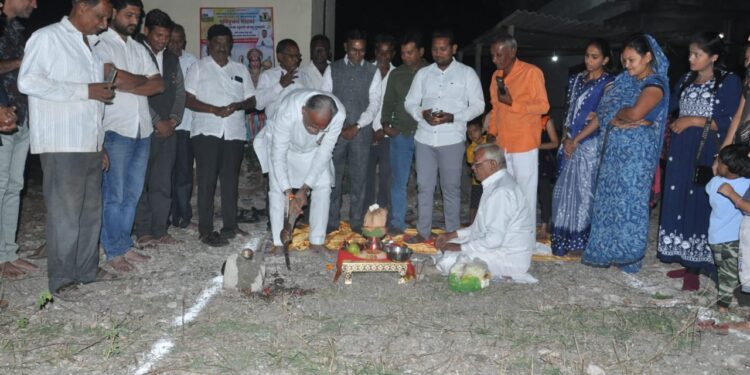 शक्ती हनुमान मंदिराचे शिवसेना नेते चंद्रकांत रघुवंशी यांच्या हस्ते भूमिपूजन