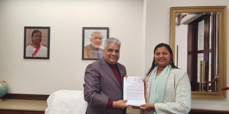 वीर खाज्या नाईक यांच्या बाटवापाडा गावाच्या रस्ते बांधकामासाठी खा. डॉ. हिना गावित यांनी केंद्रीय वन मंत्र्यांची घेतली भेट