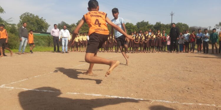नृत्यात सहभागी झाला सांताक्लॉज
