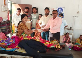 तळोदा रुग्णालयात मातांना सुकामेवा वाटप, सहयोग सोशल ग्रुपच्या सेवाभावी उपक्रम