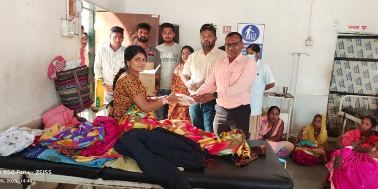 तळोदा रुग्णालयात मातांना सुकामेवा वाटप, सहयोग सोशल ग्रुपच्या सेवाभावी उपक्रम
