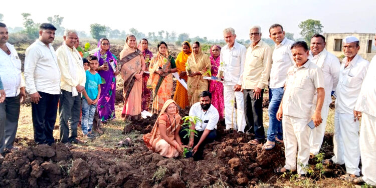 काकर्दे ग्रामपंचायतीतर्फे ग्रामस्थांना 108 रोपांचे वाटप, स्मशानभूमी परिसरात वृक्ष लागवड करुन संगोपनाची घेतली जबाबदारी