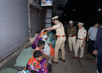 जिल्हा पोलीस दलाकडून उघड्यावर राहणाऱ्या निराधारांना ब्लेंकेटचे वाटप