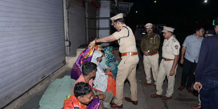 जिल्हा पोलीस दलाकडून उघड्यावर राहणाऱ्या निराधारांना ब्लेंकेटचे वाटप