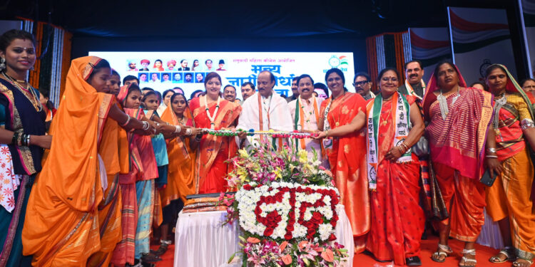 उपमुख्यमंत्री अजित पवार यांना तीर कामठा देऊन करण्यात आला सत्कार