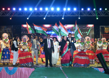 एस.ए.मिशन इंग्लिश मीडियम स्कूलमध्ये एक हजार विद्यार्थ्यांनी सादर केला उडान सांस्कृतिक कार्यक्रम