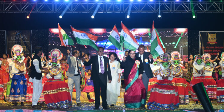 एस.ए.मिशन इंग्लिश मीडियम स्कूलमध्ये एक हजार विद्यार्थ्यांनी सादर केला उडान सांस्कृतिक कार्यक्रम