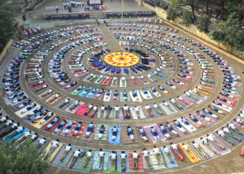 तेजोमय किरणांना सूर्यनमस्काराने नमन करीत ७०० विद्यार्थ्यांनी केले नवीन वर्षाचे स्वागत