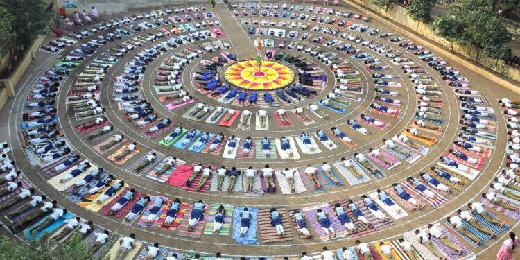 तेजोमय किरणांना सूर्यनमस्काराने नमन करीत ७०० विद्यार्थ्यांनी केले नवीन वर्षाचे स्वागत