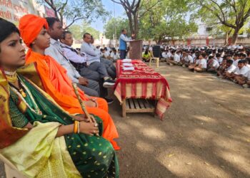 डी आर हायस्कूल मध्ये राजमाता जिजाऊ व स्वामी विवेकानंद यांची जयंती साजरी