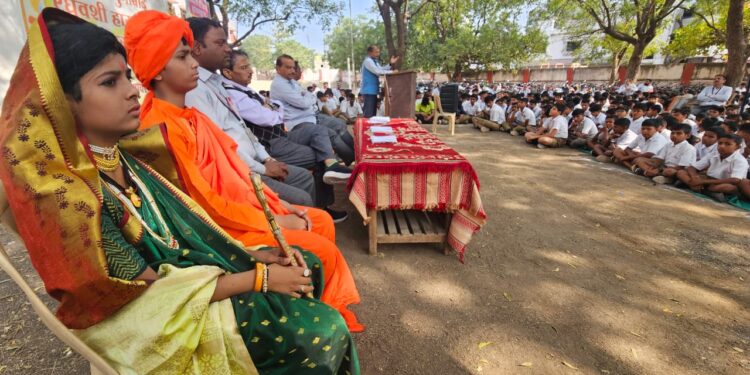 डी आर हायस्कूल मध्ये राजमाता जिजाऊ व स्वामी विवेकानंद यांची जयंती साजरी