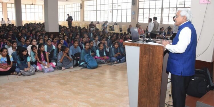 शहादा महाविद्यालयात नवीन शैक्षणिक धोरणानुसार अभ्यासक्रमातील बदलावर परिसंवाद