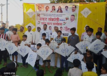 तळोदा येथे राष्ट्रवादी पाच हजार पतंगाचे वाटप