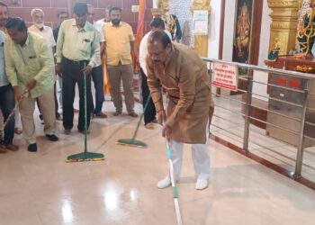 मंत्री डॉ. विजयकुमार गावित यांनी स्वतः केली विविध मंदिरात स्वच्छता; पंतप्रधानांची राबवली संकल्पना