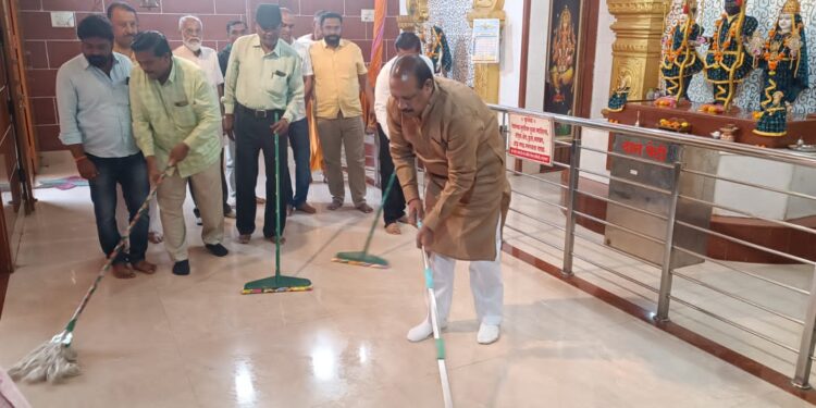 मंत्री डॉ. विजयकुमार गावित यांनी स्वतः केली विविध मंदिरात स्वच्छता; पंतप्रधानांची राबवली संकल्पना