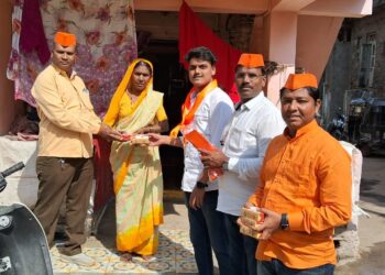 प्रा.मकरंद पाटीलसाहेब युवा मंचच्या वतीने शहादा शहरातील विविध भागात मिठाई वाटप