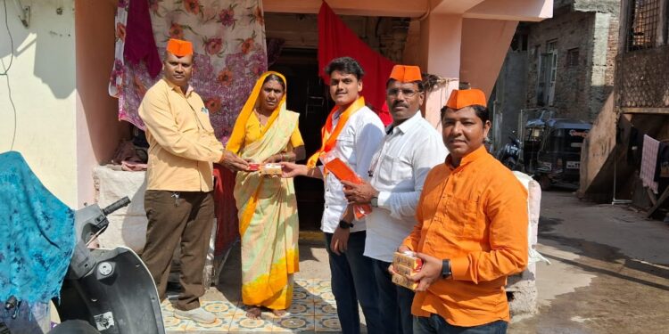 प्रा.मकरंद पाटीलसाहेब युवा मंचच्या वतीने शहादा शहरातील विविध भागात मिठाई वाटप