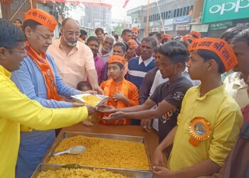 उद्योजक मनोज रघुवंशी यांच्या हस्ते महाप्रसादाचे वाटप