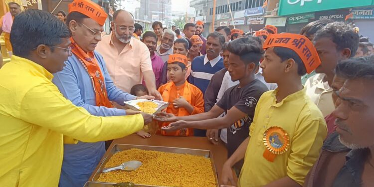 उद्योजक मनोज रघुवंशी यांच्या हस्ते महाप्रसादाचे वाटप