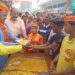 उद्योजक मनोज रघुवंशी यांच्या हस्ते महाप्रसादाचे वाटप