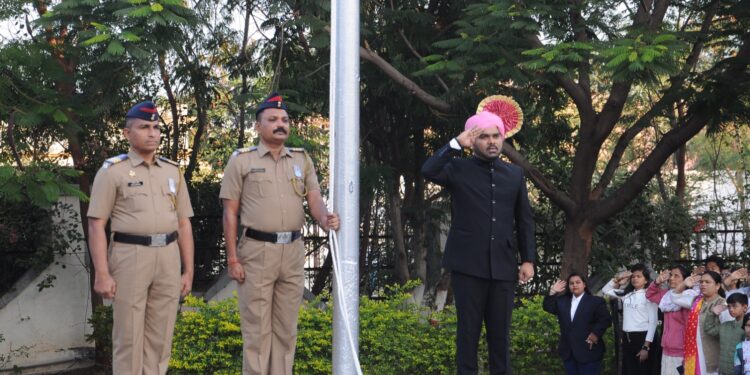 जिल्हाधिकारी कार्यालयात प्रजासत्ताक दिन साजरा