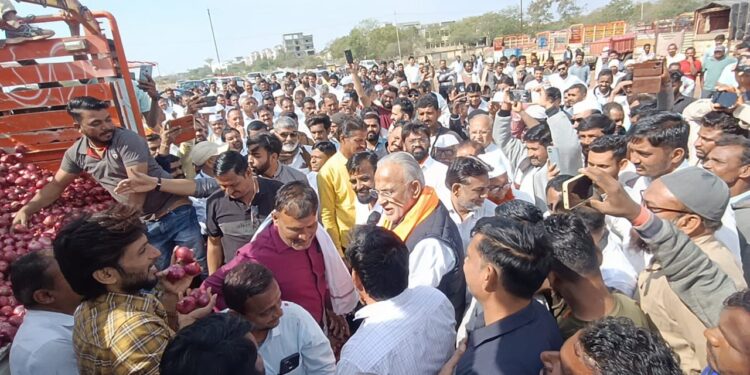 माजी आ.चंद्रकांत रघुवंशी यांच्या हस्ते बाजार समितीच्या खुल्या कांदा मार्केटचे उद्घाटन