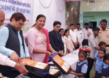 इंजिनियर्स इंडिया लिमिटेड तर्फे सामाजिक जबाबदारी अंतर्गत अभिनव स्कूल बॅगचे खा.डॉ. हिना गावीत यांच्या हस्ते वितरण