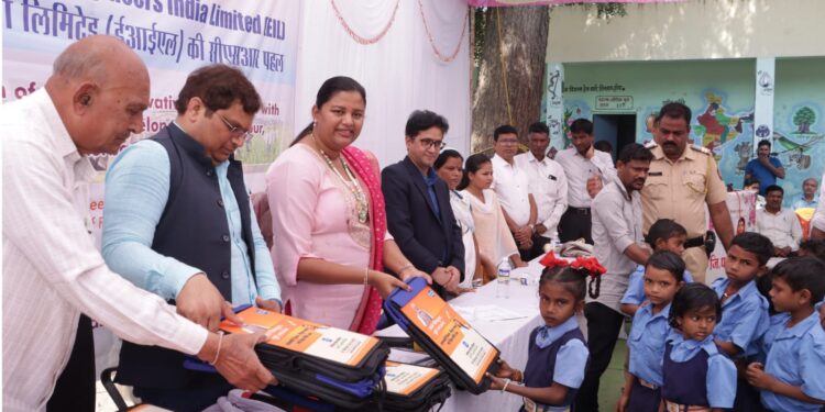 इंजिनियर्स इंडिया लिमिटेड तर्फे सामाजिक जबाबदारी अंतर्गत अभिनव स्कूल बॅगचे खा.डॉ. हिना गावीत यांच्या हस्ते वितरण