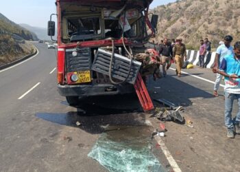 नवापुर-पुणे बसचा भीषण अपघात 22 प्रवासी गंभीर जखमी