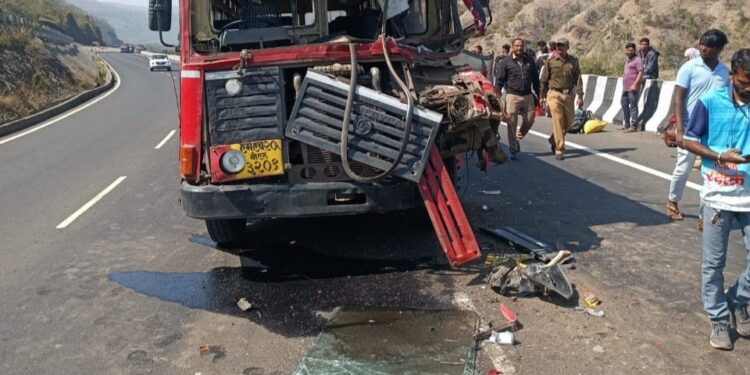 नवापुर-पुणे बसचा भीषण अपघात 22 प्रवासी गंभीर जखमी