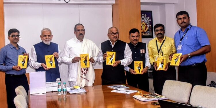 आदिवासी शेतकऱ्यांना मधुमक्षिका पालनासाठी प्रशिक्षणाचा प्रस्ताव तयार करावा : मंत्री डॉ. विजयकुमार गावित