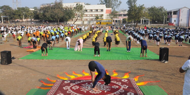 रथसप्तमीनिमित्त ११०० विद्यार्थ्यांनी केले सूर्यनमस्कार
