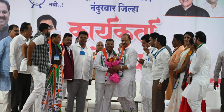 उपमुख्यमंत्री अजित पवार यांच्या उपस्थितीत  काँगेसच्या गटनेत्यासह अनेकांचा राष्ट्रवादीत प्रवेश