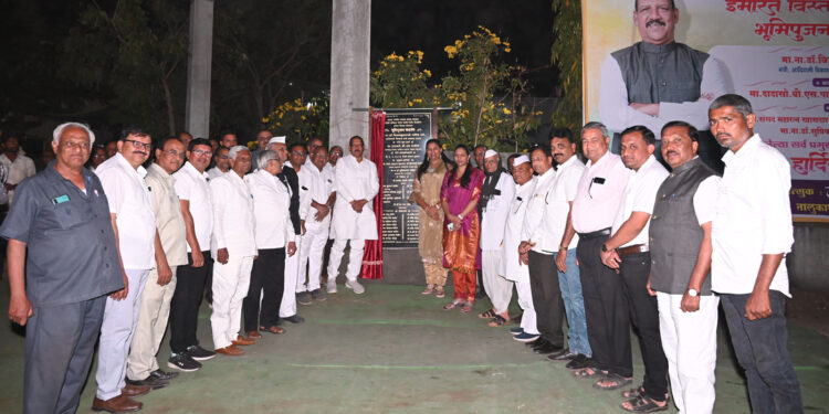 जिल्ह्यातील प्रत्येक शेतकऱ्याच्या शेतात पाणी देण्यासाठी कटिबद्ध : डॉ.विजयकुमार गावित