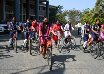 नंदुरबार येथे डॉ.सुप्रिया गावित यांच्या हस्ते 900 विद्यार्थिनींना सायकली वाटप
