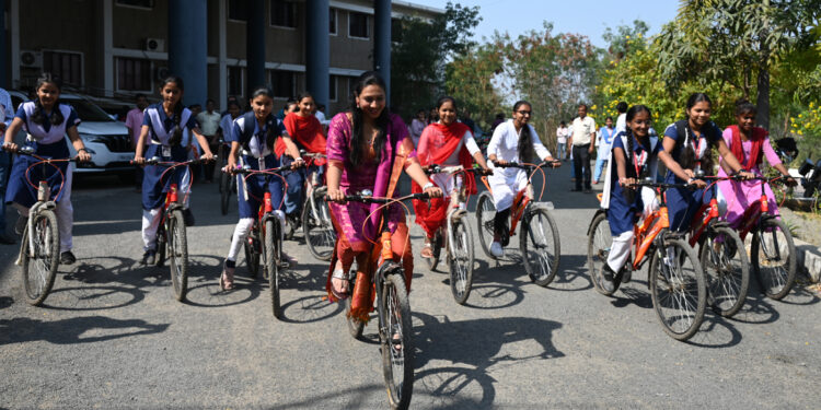 नंदुरबार येथे डॉ.सुप्रिया गावित यांच्या हस्ते 900 विद्यार्थिनींना सायकली वाटप