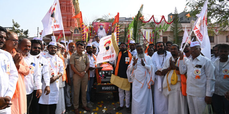 नंदुरबार येथे संत सेवालाल महाराज जयंतीच्या पूर्वसंध्येला बंजारा समाजातर्फे शोभायात्रा