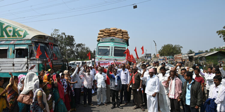 मार्क्सवादी कम्युनिस्ट पक्षातर्फे विविध मागण्यासाठी रास्ता रोको आंदोलन