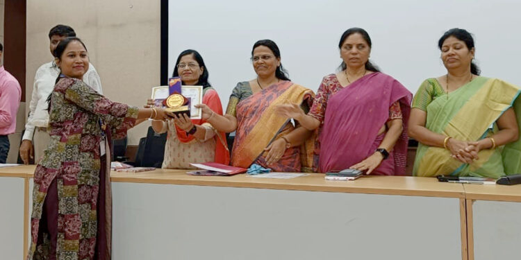 राज्यस्तरीय नवोपक्रम स्पर्धेत अंगणवाडी गटात श्रीमती बबिता रोशनराज पाडवी प्रथम