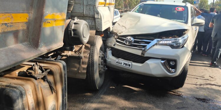 मोठ्ठी बातमी : भाजपा महामंत्री विजय चौधरी यांच्या गाडीचा अपघात