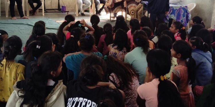 रासेयोतर्फे कस्तुरबा गांधी बालिका विद्यालयात नेत्र तपासणी शिबिर