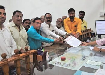 शेतकऱ्याला मारहाण करणाऱ्या कापूस व्यापाऱ्याचा परवाना कायमस्वरूपी रद्द करून गुन्हा दाखल करण्याची मागणी