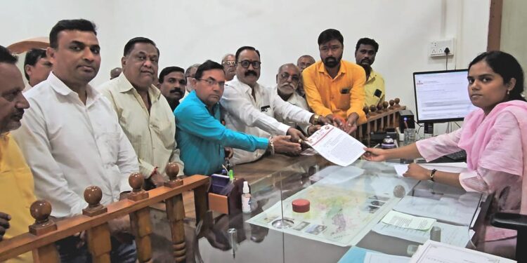 शेतकऱ्याला मारहाण करणाऱ्या कापूस व्यापाऱ्याचा परवाना कायमस्वरूपी रद्द करून गुन्हा दाखल करण्याची मागणी