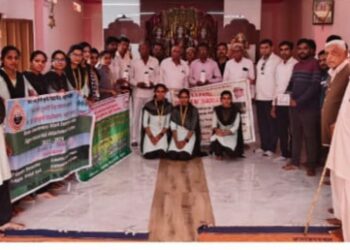 कृषीकन्यांच्या वतीने आयोजित कृषी मेळाव्यात शेतकरी व ग्रामस्थांना मार्गदर्शन